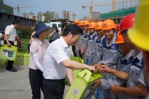 市委副書(shū)記、市長(zhǎng)錢三雄等一行慰問(wèn)奮戰(zhàn)在高溫一線建設(shè)工人